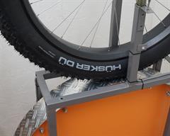 45NRTH Husker Du 45NRTH Husker Du fat bike tire on a rolling resistance test machine