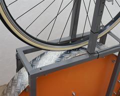 Bontrager R4 320 Bontrager R4 320 road bike tire on a rolling resistance test machine
