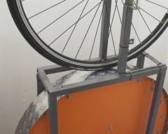 Hutchinson Fusion 5 All Season TL Hutchinson Fusion 5 All Season TL road bike tire on a rolling resistance test machine