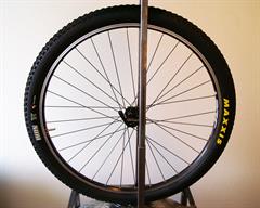 Maxxis Ikon eXCeption Silkworm Maxxis Ikon eXCeption Silkworm mountain bike tire on a rolling resistance test machine