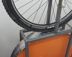 Schwalbe Hans Dampf PaceStar Schwalbe Hans Dampf PaceStar mountain bike tire on a rolling resistance test machine