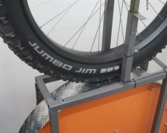 Schwalbe Jumbo Jim SnakeSkin Schwalbe Jumbo Jim SnakeSkin fat bike tire on a rolling resistance test machine