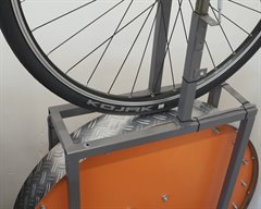 Schwalbe Kojak Schwalbe Kojak Touring/E-Bike tire on a rolling resistance test machine
