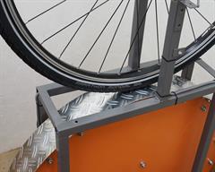 Schwalbe Marathon Mondial Evo Schwalbe Marathon Mondial Evo Touring/E-Bike tire on a rolling resistance test machine