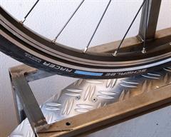 Schwalbe Marathon Racer Schwalbe Marathon Racer Touring/E-Bike tire on a rolling resistance test machine
