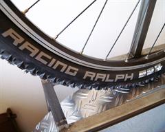Schwalbe Racing Ralph SnakeSkin Schwalbe Racing Ralph SnakeSkin mountain bike tire on a rolling resistance test machine