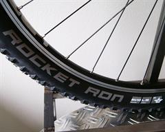 Schwalbe Rocket Ron LiteSkin Schwalbe Rocket Ron LiteSkin mountain bike tire on a rolling resistance test machine