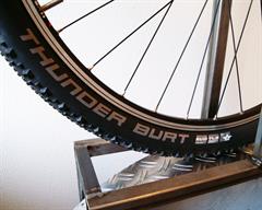 Schwalbe Thunder Burt SnakeSkin Schwalbe Thunder Burt SnakeSkin mountain bike tire on a rolling resistance test machine
