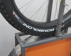 Vittoria Bomboloni TNT Vittoria Bomboloni TNT fat bike tire on a rolling resistance test machine