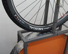 Vittoria Mezcal TNT G+ Vittoria Mezcal TNT G+ mountain bike tire on a rolling resistance test machine