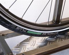 Schwalbe Energizer Plus Schwalbe Energizer Plus Touring/E-Bike tire on a rolling resistance test machine
