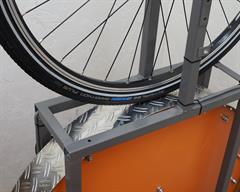 Schwalbe Marathon Plus Schwalbe Marathon Plus Touring/E-Bike tire on a rolling resistance test machine
