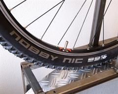 Schwalbe Nobby Nic SnakeSkin Schwalbe Nobby Nic SnakeSkin mountain bike tire on a rolling resistance test machine