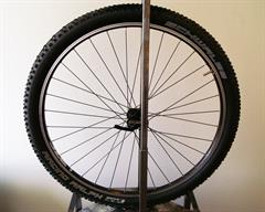 Schwalbe Racing Ralph TL-R Schwalbe Racing Ralph TL-R mountain bike tire on a rolling resistance test machine