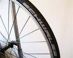 Schwalbe Ultremo ZX Schwalbe Ultremo ZX road bike tire on a rolling resistance test machine